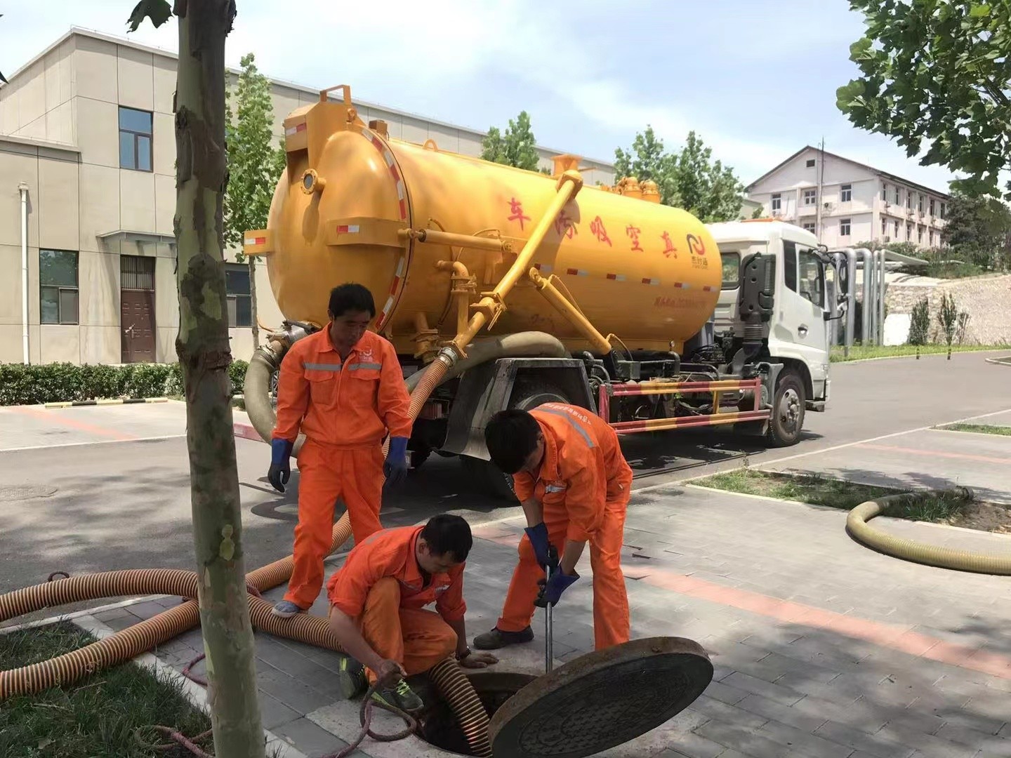 吕梁化粪池清理与5-8吨吸粪车施工效率分析
